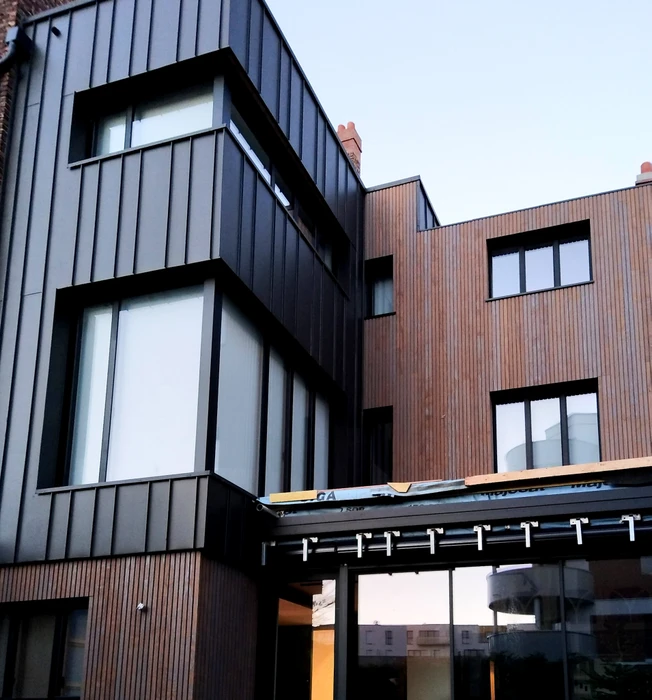 Extérieur d'un complexe résidentiel moderne avec architecture contemporaine