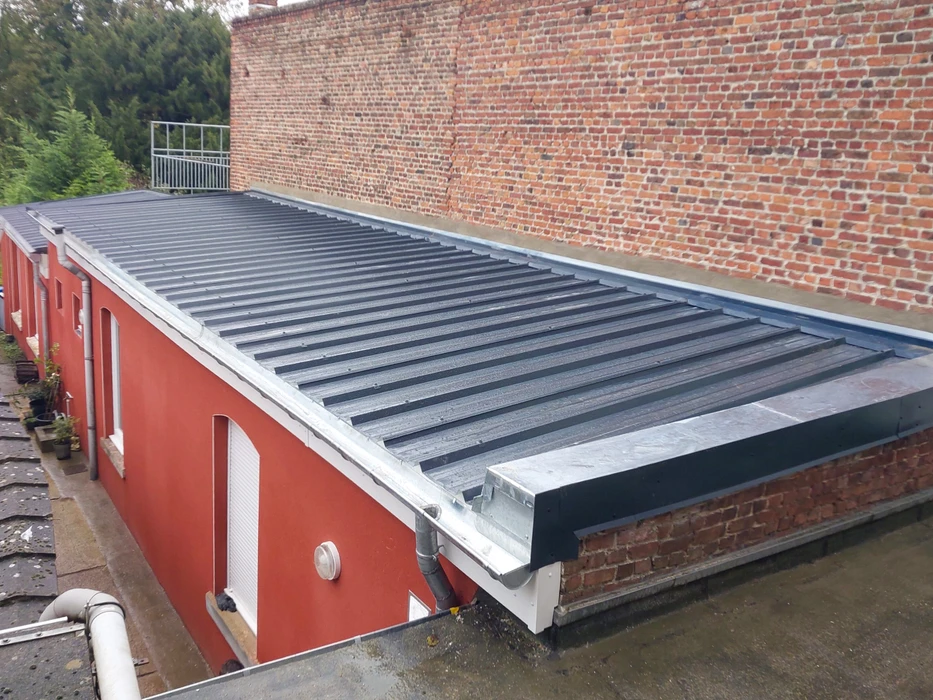 Toiture métallique en zinc avec solins et noues, vue aérienne d'une couverture en bac acier nervuré