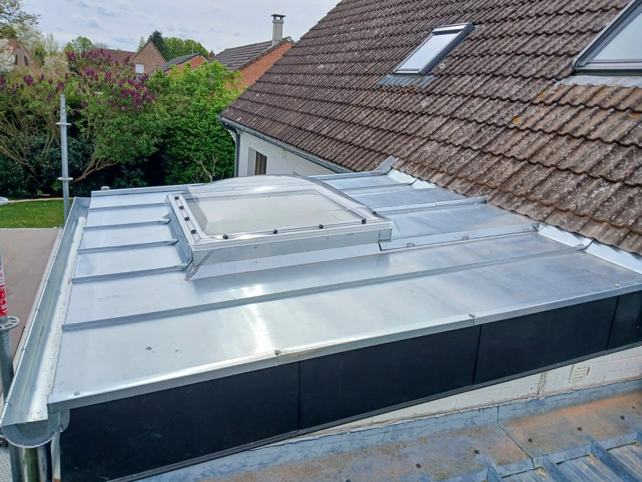 Intérieur commercial avec panneau de signalisation jaune "CAUTION WET FLOOR" au premier plan