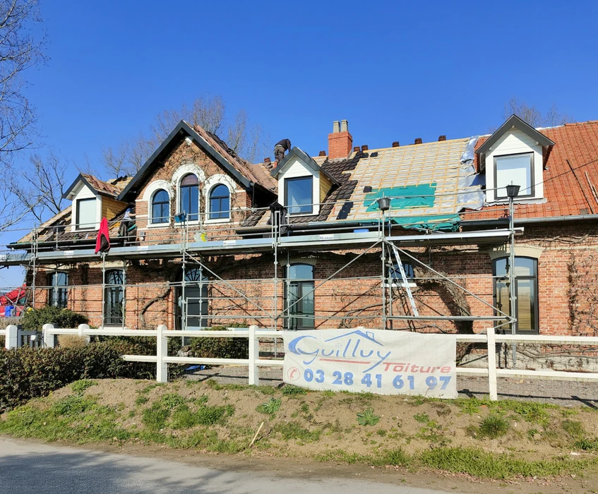 Vue extérieure d'une toiture en zinc avec verrières