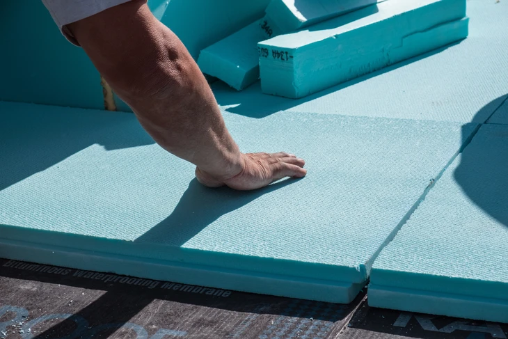 Scène extérieure sur terrasse en bois composite avec installation de panneaux solaires photovoltaïques