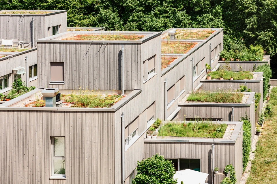 Toiture terrasse d'immeuble avec équipements techniques sous ciel nuagé