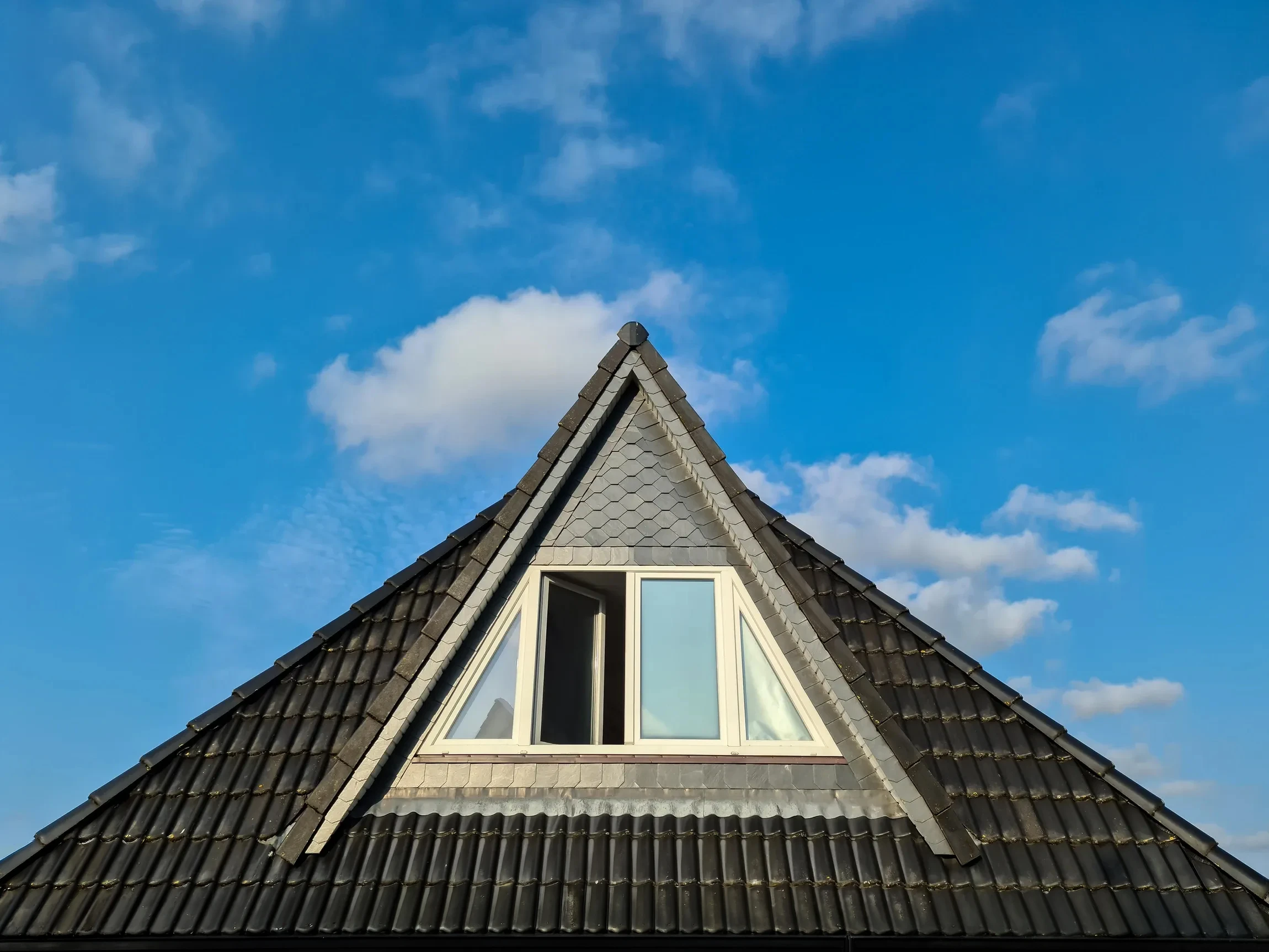Cour d'honneur d'un hospice historique français avec bâtiments à colombages et toiture en tuiles vernissées polychromes