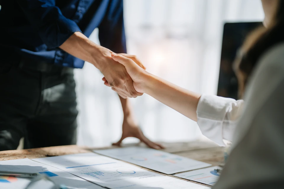 Deux toitures Portant des v&ecirc;tements de s&eacute;curit&eacute; travaillent en &eacute;quipe pour installer le toit de la maison que le toit de tuiles en c&eacute;ramique sur le chantier