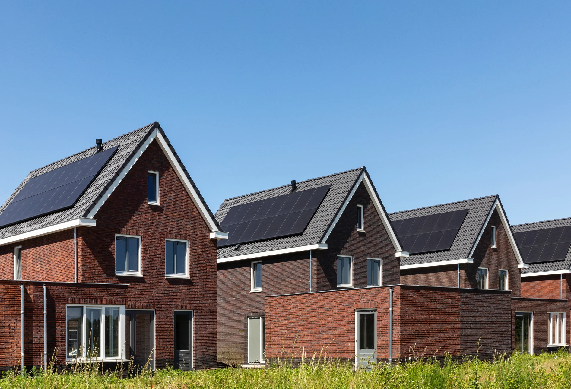 Maison résidentielle avec installation de panneaux solaires photovoltaïques sur toiture en tuiles terre cuite