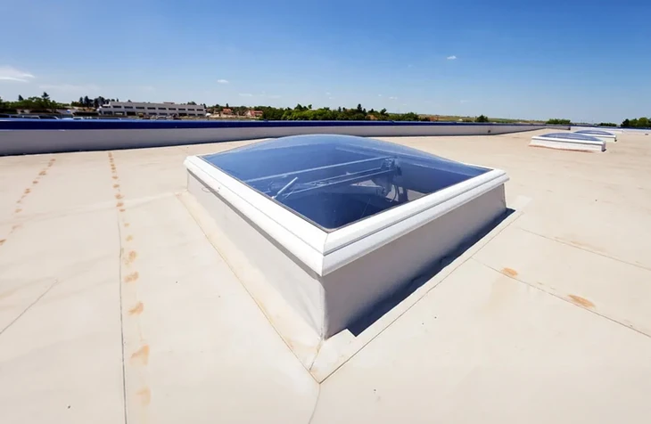 Fenêtre de toit verticale de conception moderne avec revêtement en métal clair blanc