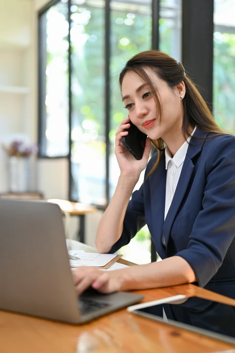 Vue aérienne de panneaux solaires photovoltaïques bleus montés sur le toit de la ferme pour produire de l'électricité écologique propre