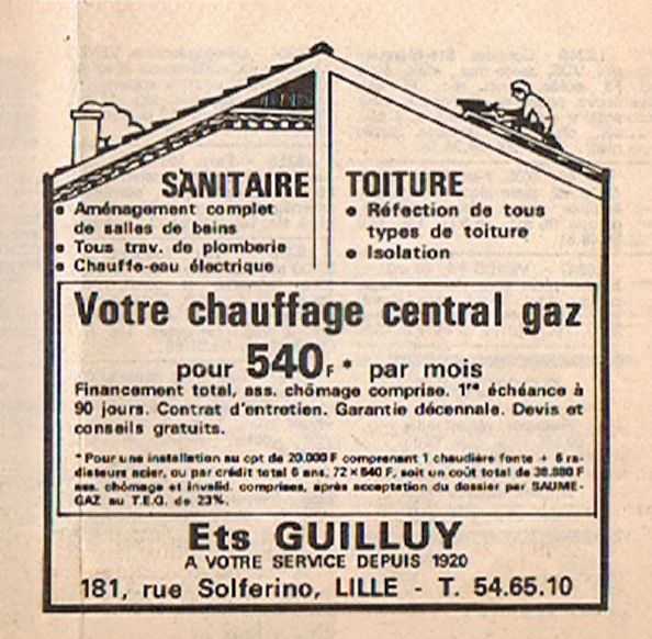 Deux couvreurs travaillant sur une toiture en pente, installant des tuiles terre cuite rouge
